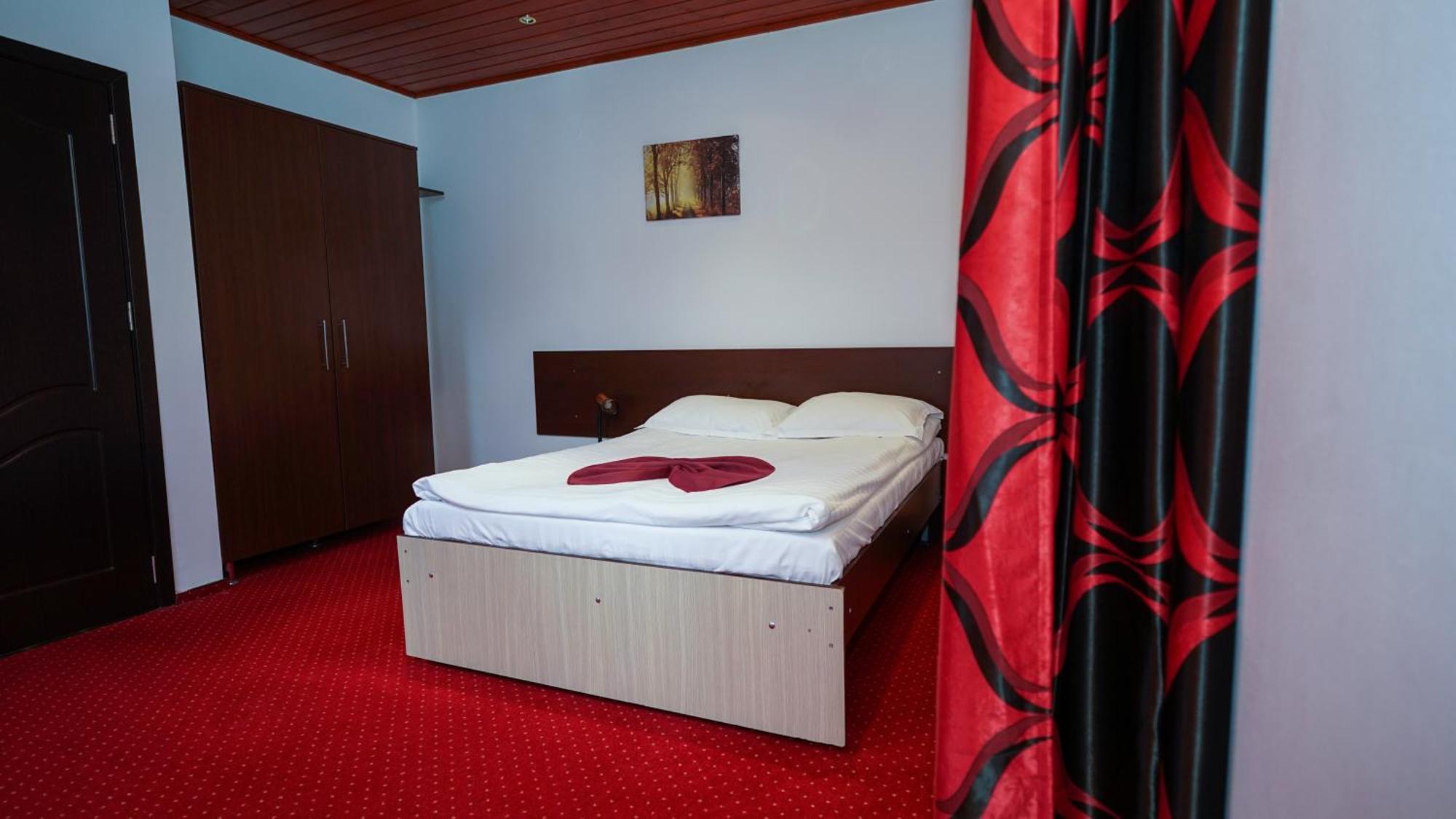 Hotel Vila Trandafirul Si Liliacul Caciulata Zewnętrze zdjęcie