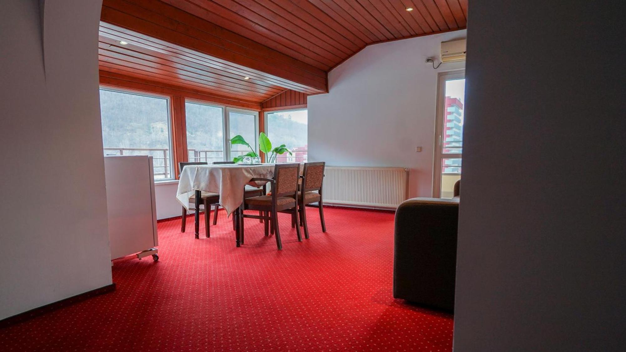 Hotel Vila Trandafirul Si Liliacul Caciulata Zewnętrze zdjęcie