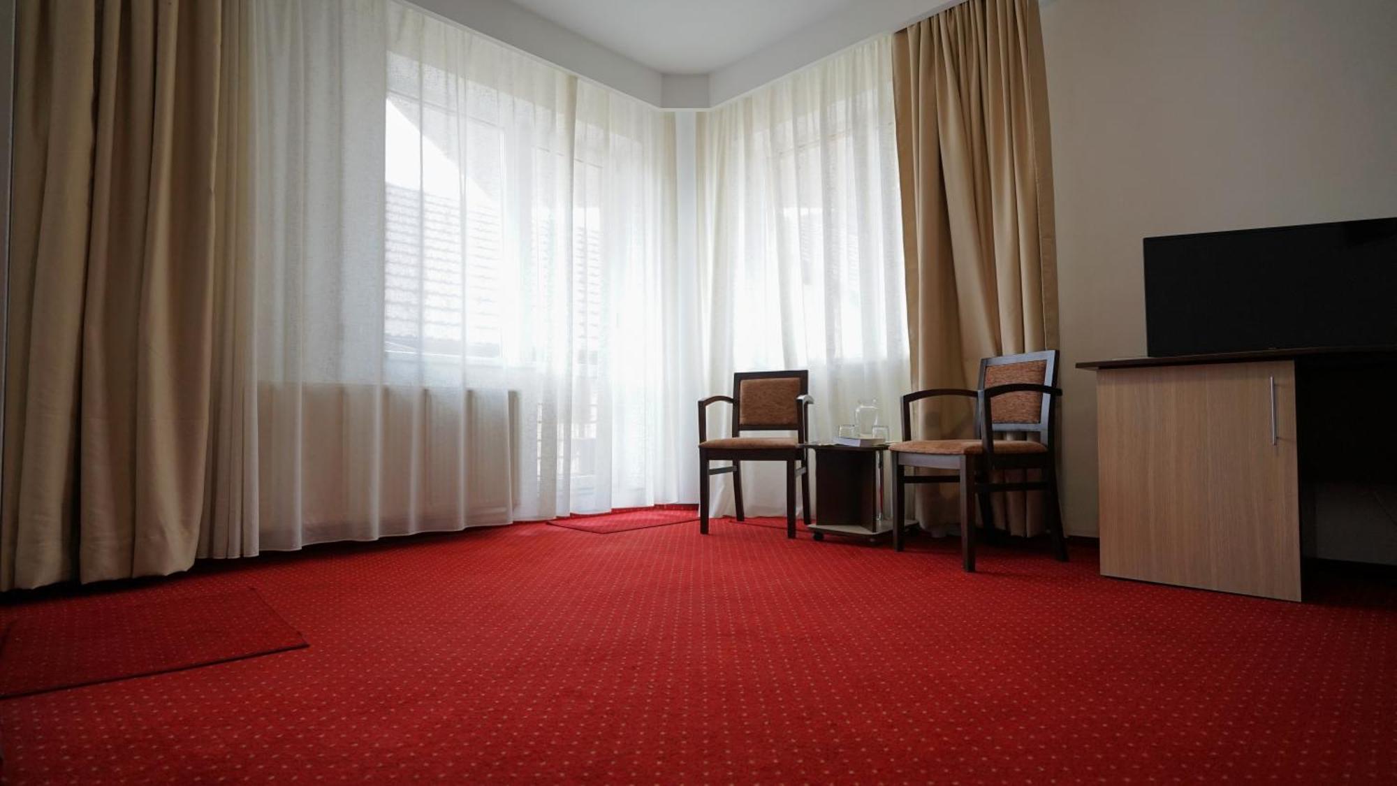 Hotel Vila Trandafirul Si Liliacul Caciulata Zewnętrze zdjęcie