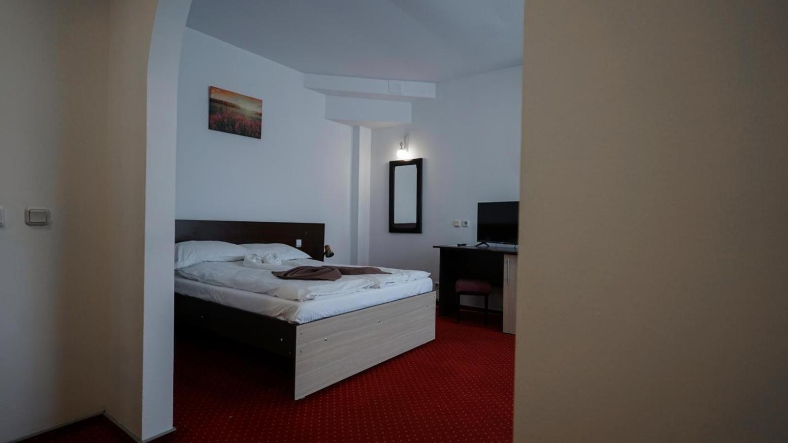 Hotel Vila Trandafirul Si Liliacul Caciulata Zewnętrze zdjęcie