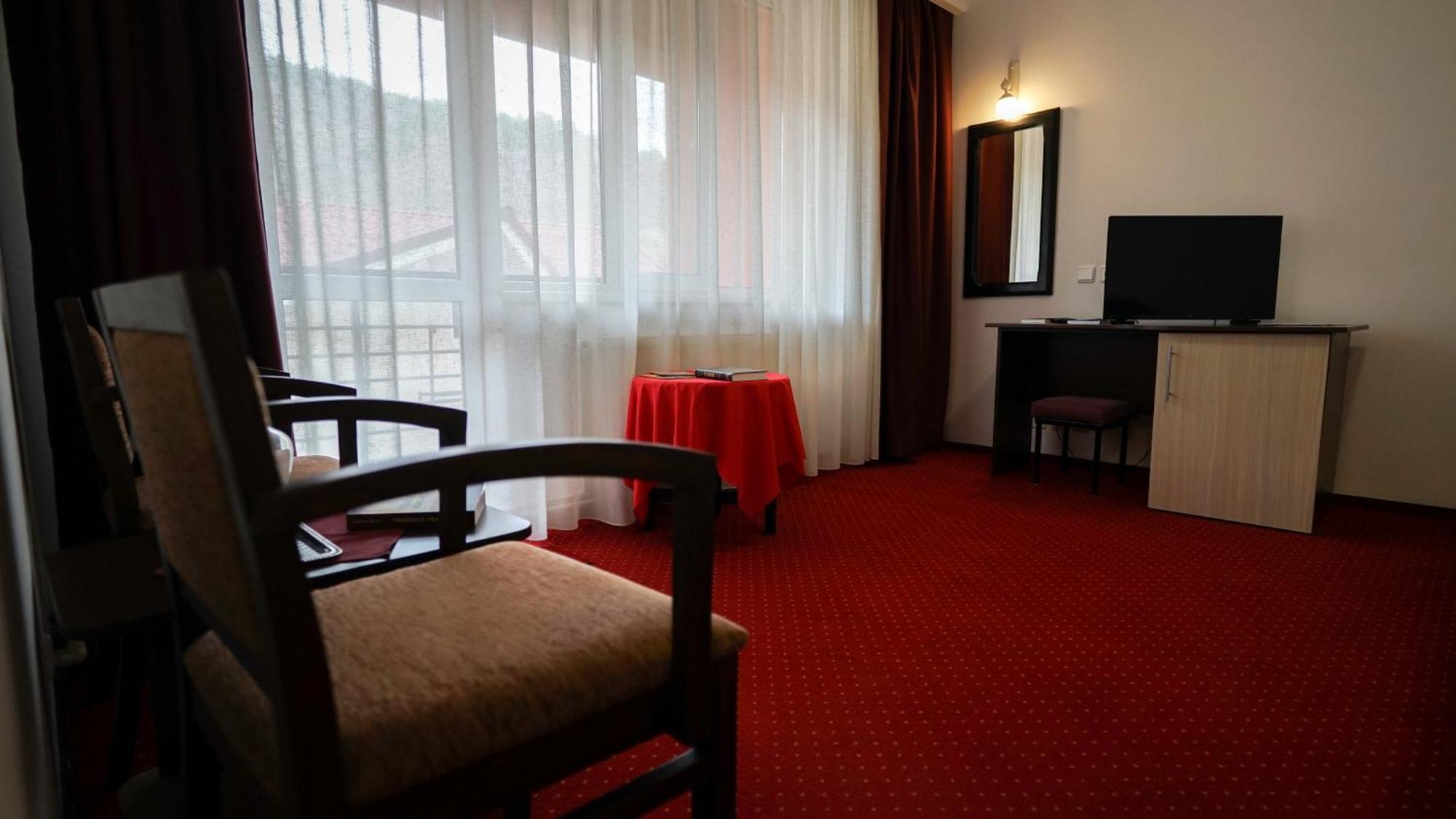 Hotel Vila Trandafirul Si Liliacul Caciulata Zewnętrze zdjęcie
