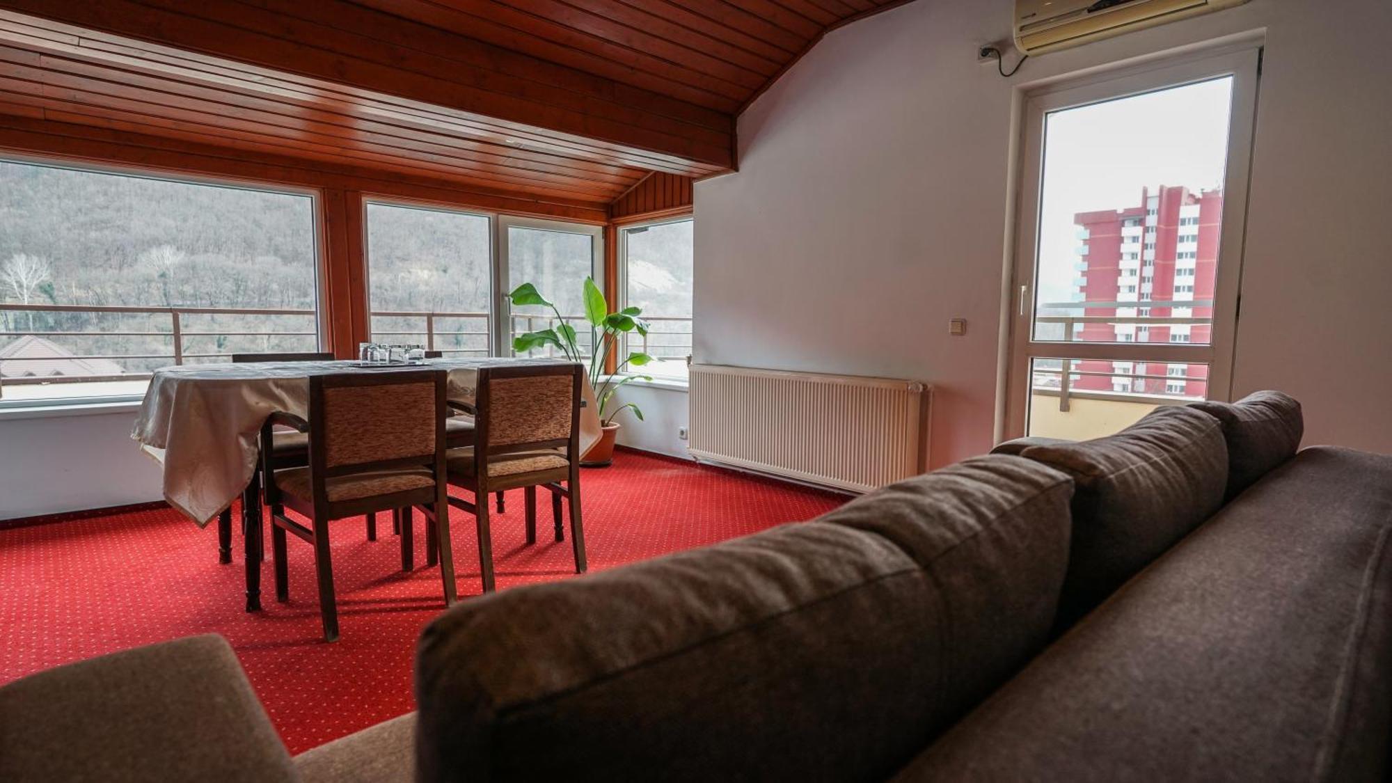 Hotel Vila Trandafirul Si Liliacul Caciulata Zewnętrze zdjęcie