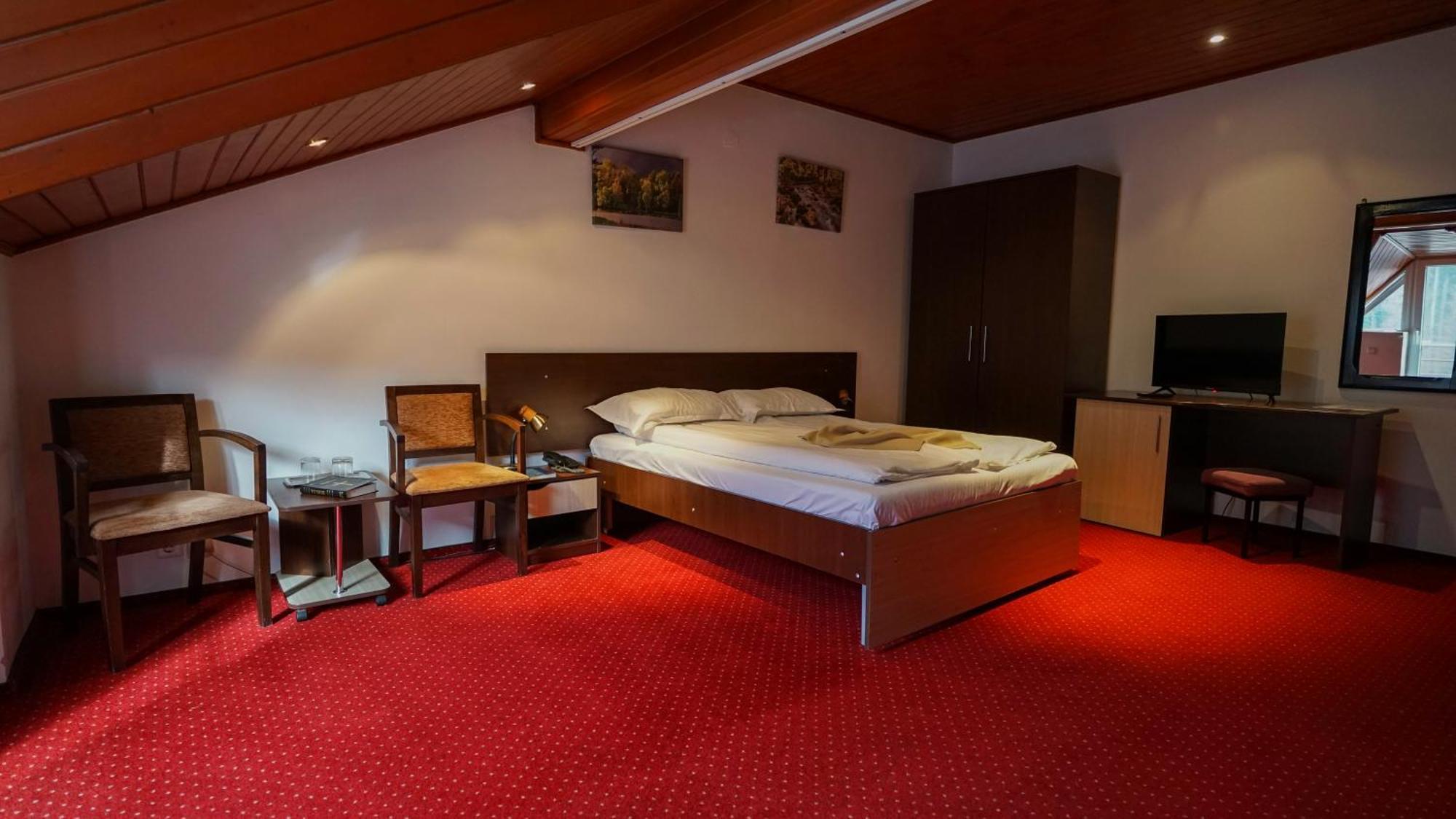 Hotel Vila Trandafirul Si Liliacul Caciulata Zewnętrze zdjęcie